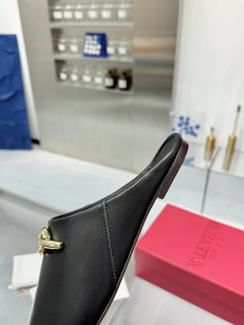👟👟Ex-factory price 520👟👟 Valentino’s hottest new product in 2025, the new slippers are also easy to wear...😈😈😈 The latest logo buckle Perfectly combined with sexiness❤️‍🔥❤️‍🔥❤️‍🔥❤️‍🔥It is simply the pinnacle of summer fashion💖💖💖💖Original replica Outsole: Italian genuine leather outsole Heel height: Flat heel Size: 35-39 (40 41 42 customization is non-returnable and non-exchangeable)